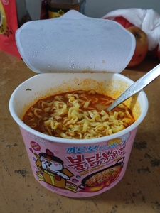Корейская острая лапша быстрого приготовления Samyang Buldak Carbonara Hot Chicken Flavor Ramen (в чашке/стаканчике весом 105 г).